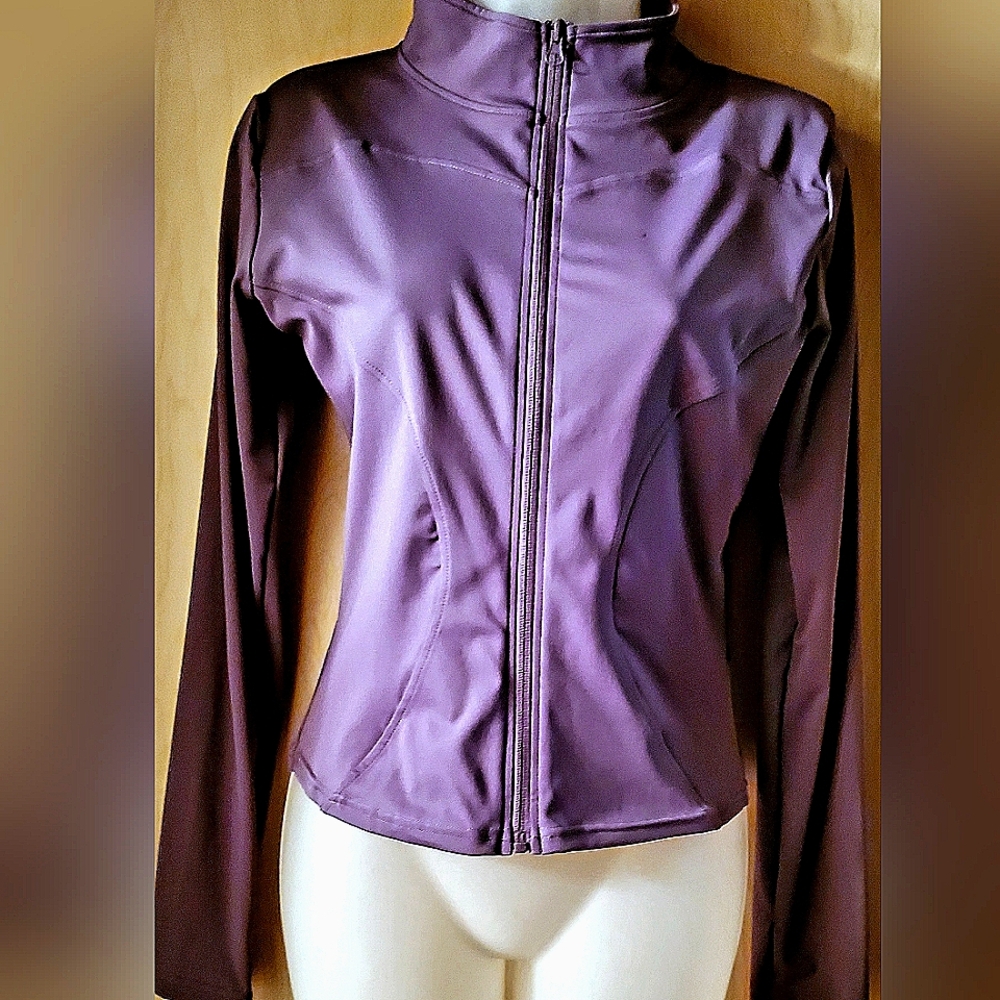 NWOT;Women's solid,mock-neck zip up yoga jacket w/ thumb holes💜